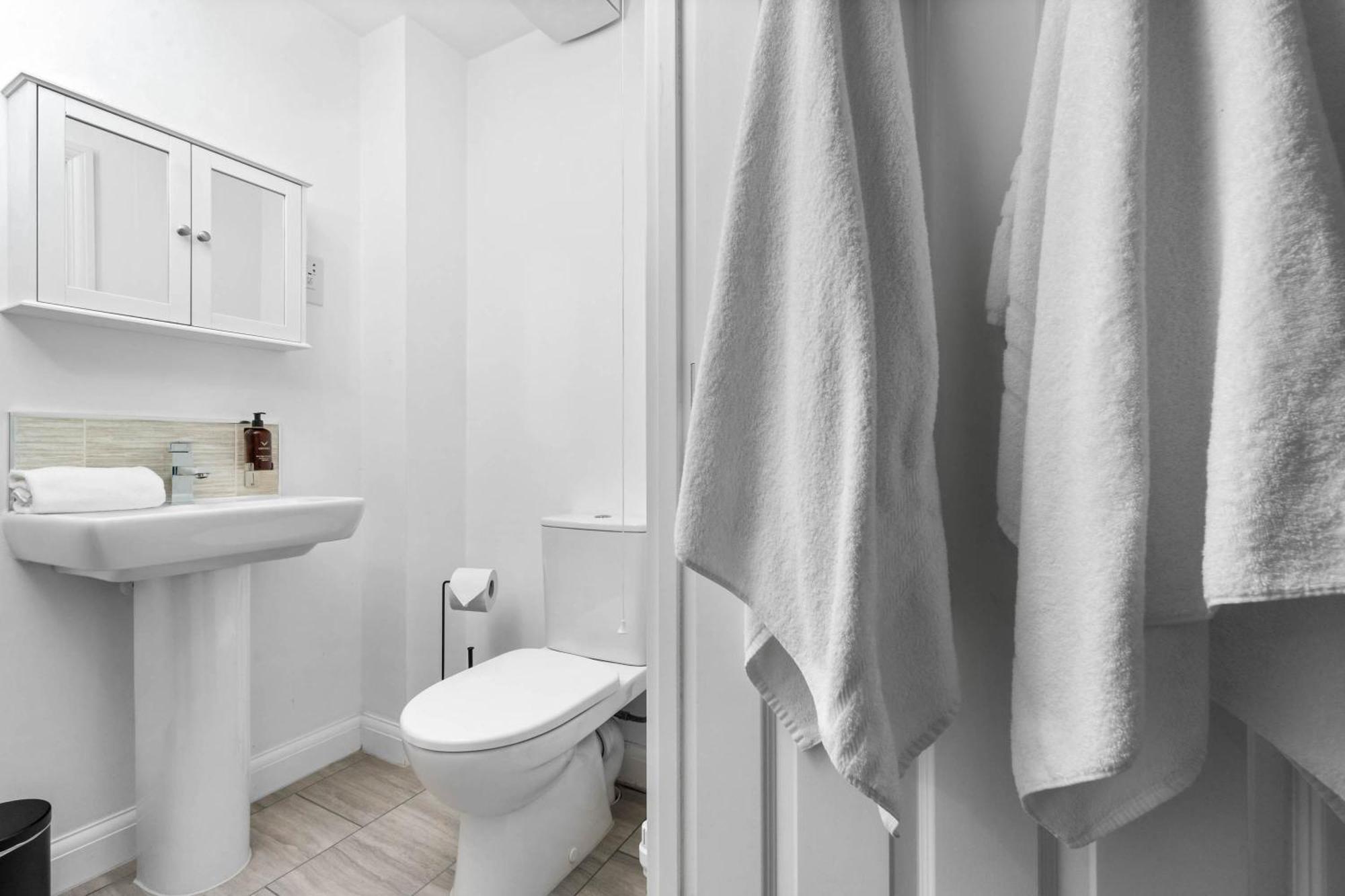 Lavish 3 Bedroom House With Ensuite And Parking By Azura Nights برمنغهام المظهر الخارجي الصورة